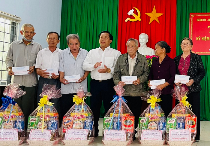 Các đồng chí lãnh đạo huyện Ea H’Leo thăm hỏi, tặng quà các thương binh, bệnh binh, thân nhân gia đình liệt sỹ